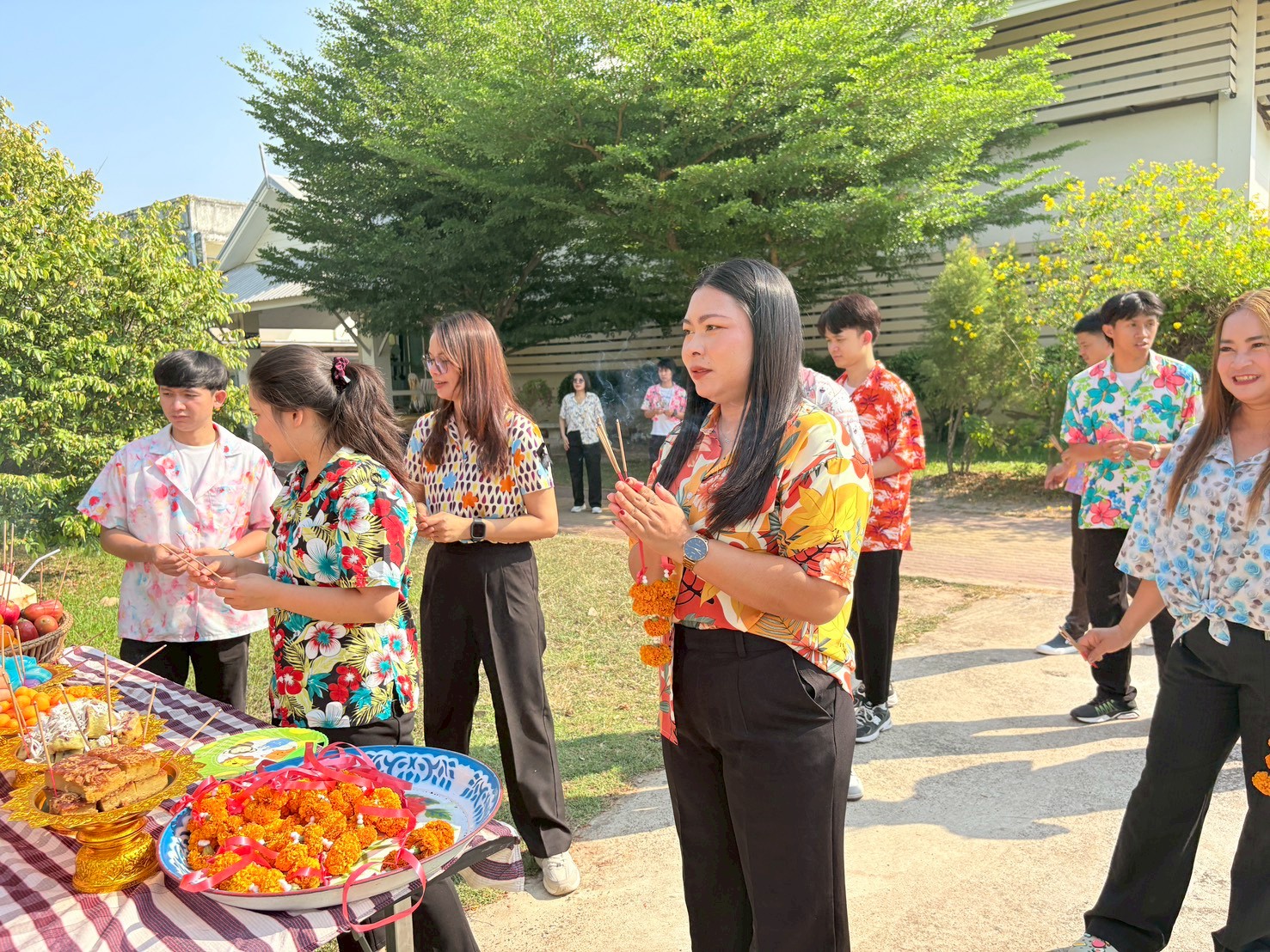 title - ส.ป.ก. ยโสธร จัดพิธีเจริญพระพุทธมนต์ทำบุญถวายภัตตาหารเพลแด่พระสงฆ์ พิธีสักการะศาลเจ้าที่และสิ่งศักดิ์สิทธิ์ประจำสำนักงาน เนื่องในเทศกาลวันขึ้นปีใหม่ไทย